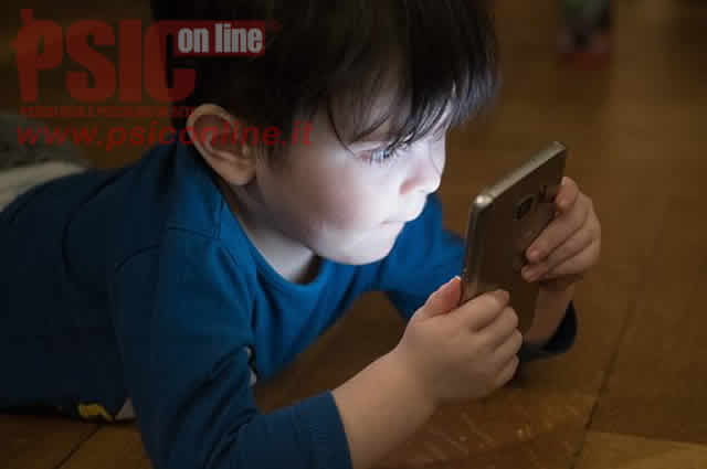 bambini dispositivi tecnologici